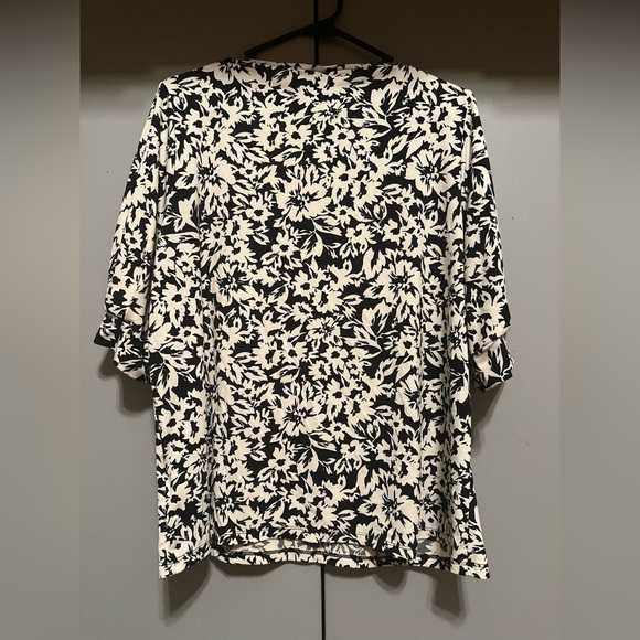 ❤️H&M - Short Sleeve Black & White Floral Blouse (Size XL) - Picture 6 of 10
